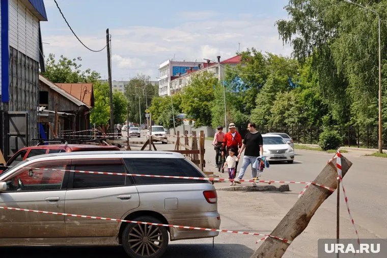 Прилегающую территорию огородили для безопасности горожан