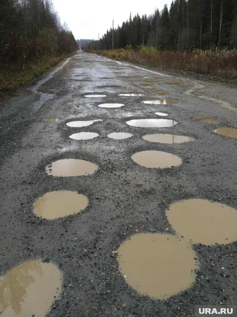 Год назад "дорогу жизни" чуть-чуть подлатали, но кардинально проблема не решена