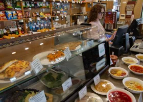 Производители пожаловались в ГД на запрет делать готовую еду в магазинах