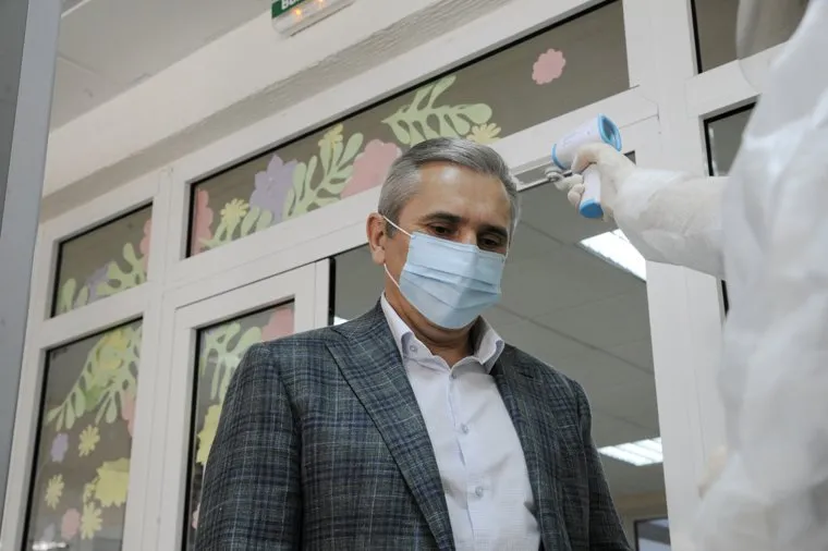 Александр Моор голосует за поправки в конституцию. Тюмень