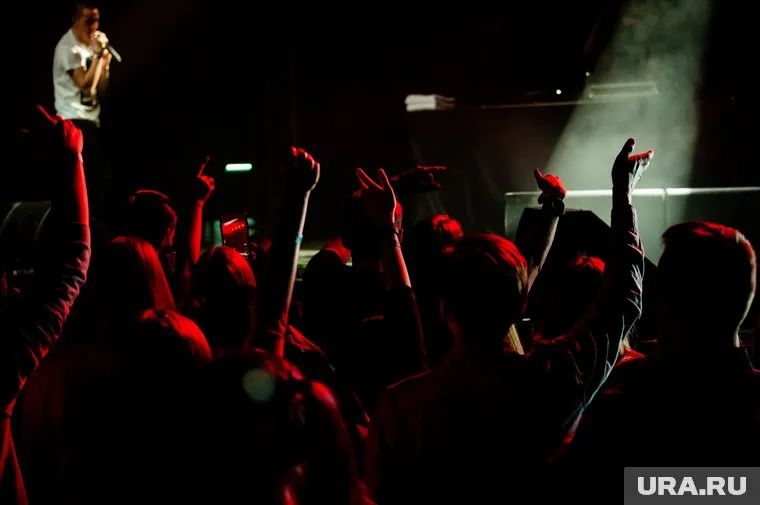 На вечеринку у бассейна пустят только совершеннолетних