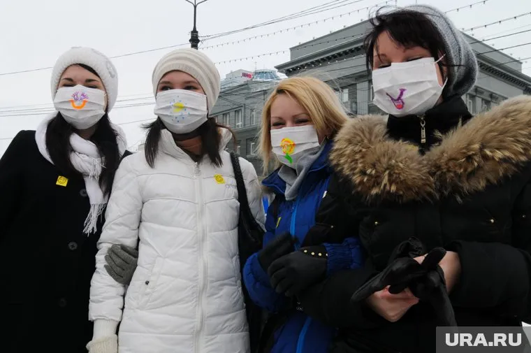 По словам уральца, на прохожих насильно надевают маски