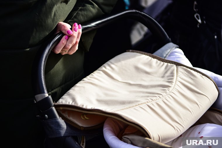 «Требуются чиновники с детьми»: власти готовы на беспрецедентные меры, чтобы повысить рождаемость в ХМАО