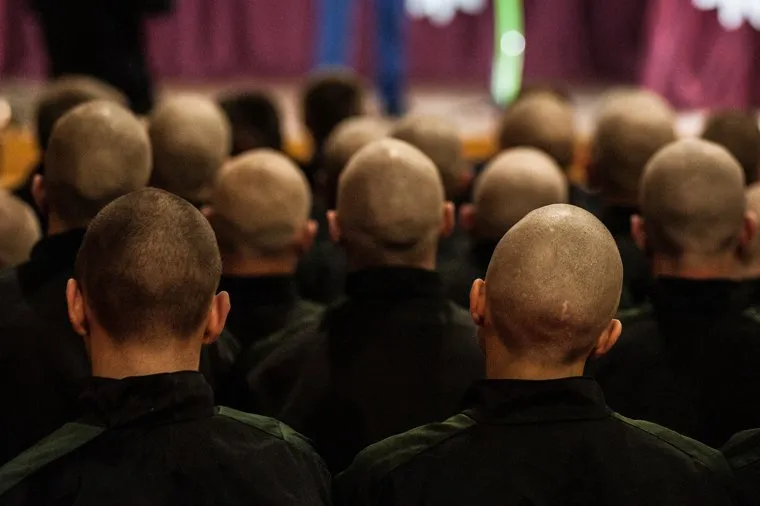 Визит начальника ГУФСИН России по Свердловской области в Кировоградскую воспитательную колонию. Свердловская область, Кировград , заключенные, колония, тюрьма, лысые, бритые, зэки