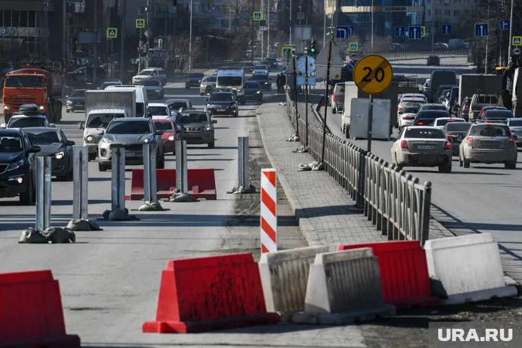 Из-за ремонта сетей нельзя будет проехать по крайней левой полосе (архивное фото)