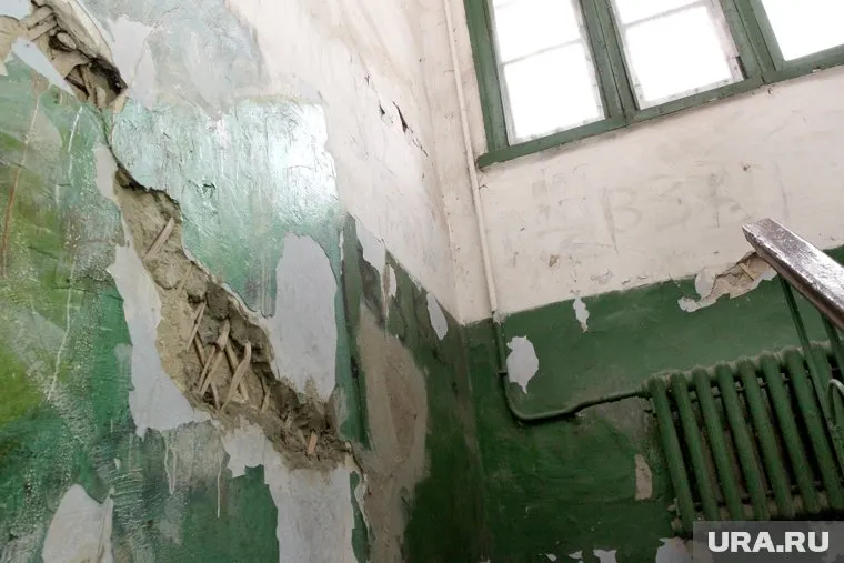 Жильцы жалуются на состояние стен и полов в доме (архивное фото)