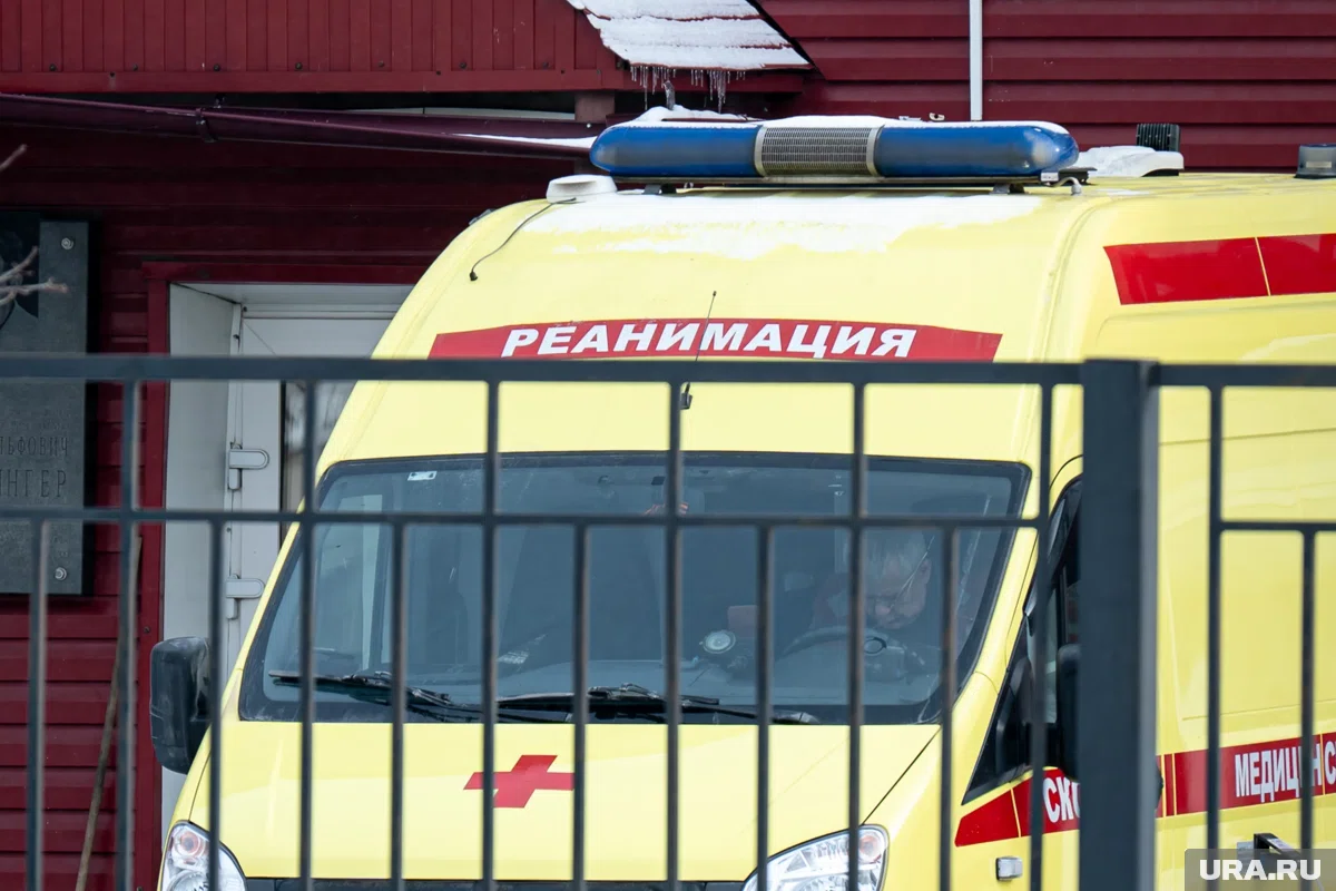Челябинку после падения с пятого этажа увезли в реанимацию