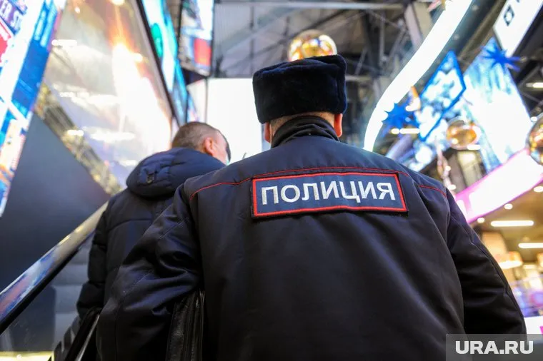 Дебошира передали сотрудникам полиции