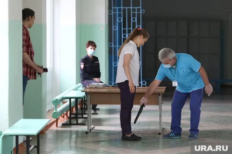 По мнению чиновников, это убережет детей и педагогов от вируса