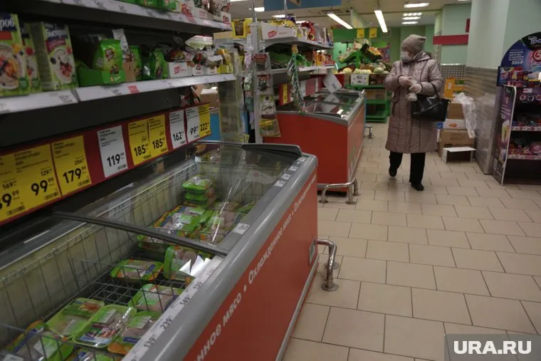 Главная претензия санитарных врачей в том, что предприниматели не могут обеспечить социальную дистанцию между покупателями и пускают людей в магазины без масок