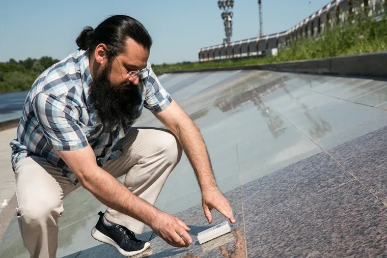 Замер радиации на набережной Шемякиным Александром, членом регионального штаба ОНФ. Тюмень, дозиметр, дозиметр, шемякин александр