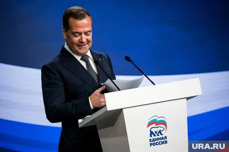 Дмитрий Медведев сыронизировал по поводу слов Владимира Зеленского о планах РФ устроить «Майдан-3»