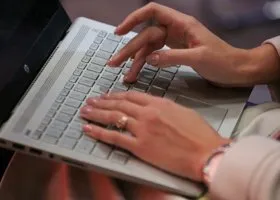 Невролог Хорошев рассказал об опасности работы за клавиатурой