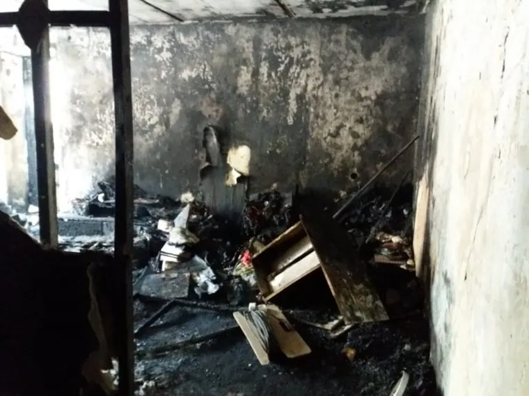 Выгоревшая квартира, с которой начался пожар в доме на Рассветной, 7 в Екатеринбурге