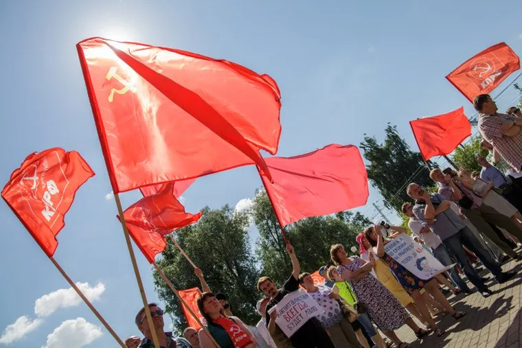 Митинг против повышения пенсионного возраста. Пермь, серп и молот, митинг, красные флаги