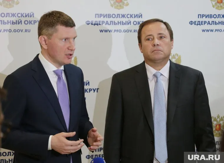 Игорь Комаров (справа) отдал внутреннюю политику в Приволжье специалисту по коммуникациям