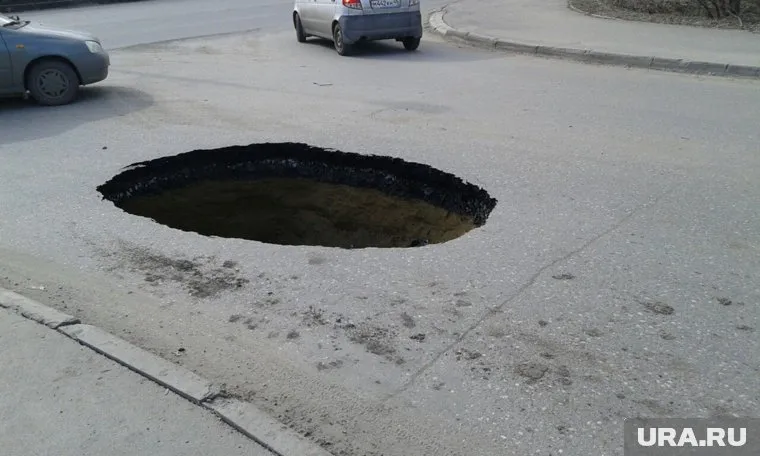 Провал асфальта случился под автомобилем вблизи одного из домов Нефтеюганска