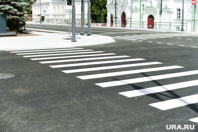 Мужчина переходил улицу Дзержинского