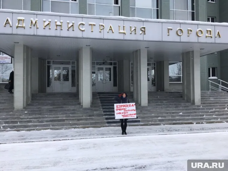 На крыльце мэрии Сургута ежедневно проходит одиночный пикет