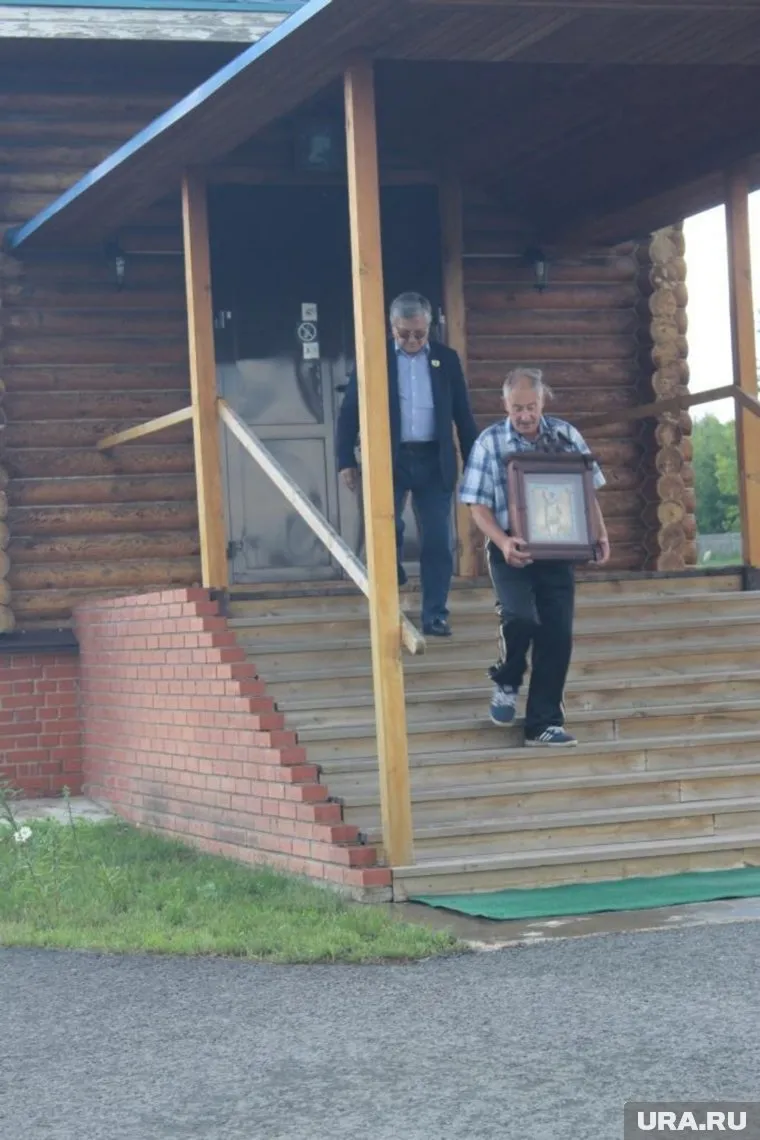 Тихонов и его представитель забрали икону в уйском храме