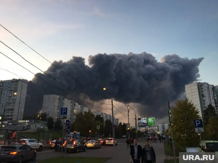 Дым от пожара застилает небо на несколько километров от очага возгорания