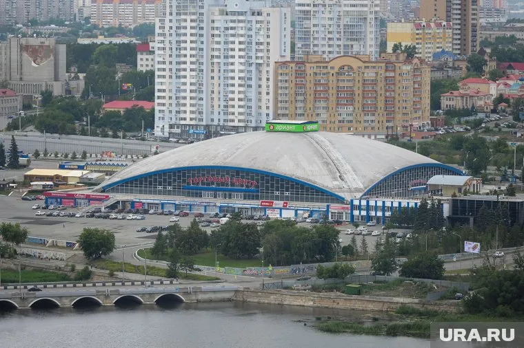 Знаменитую вывеску сняли с ТЦ (архивное фото)