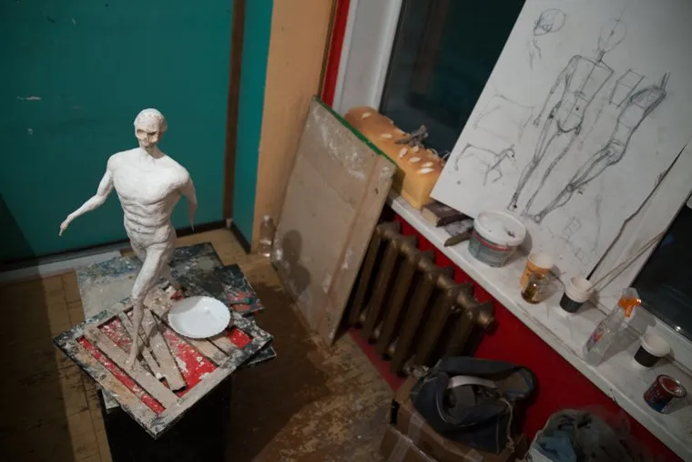 Подготовка к художественной акции «Памятник Владимира поставленный земляками без согласований в Перми 12 апреля 2018 года». Пермь, мастерская скульптора, модель человека