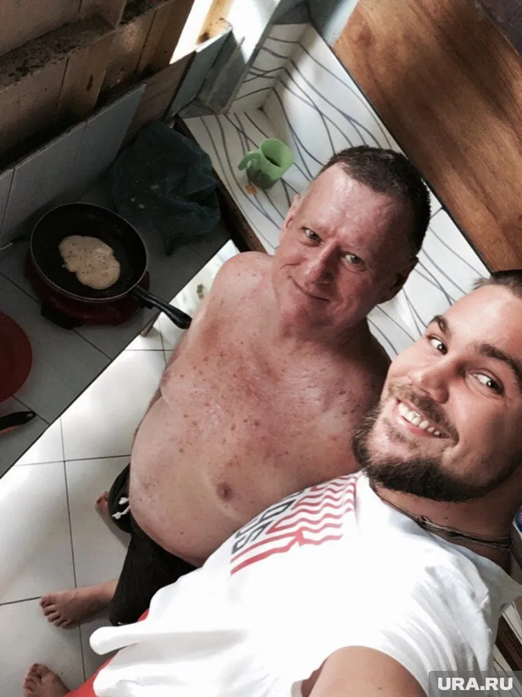 Новое селфи от Калашникова - с еще одним поваром в тюрьме на Бали