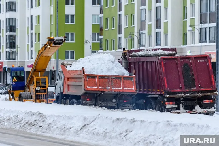 Коммунальщики Нижневартовска решить вопрос со снежным коллапсом должны до конца недели