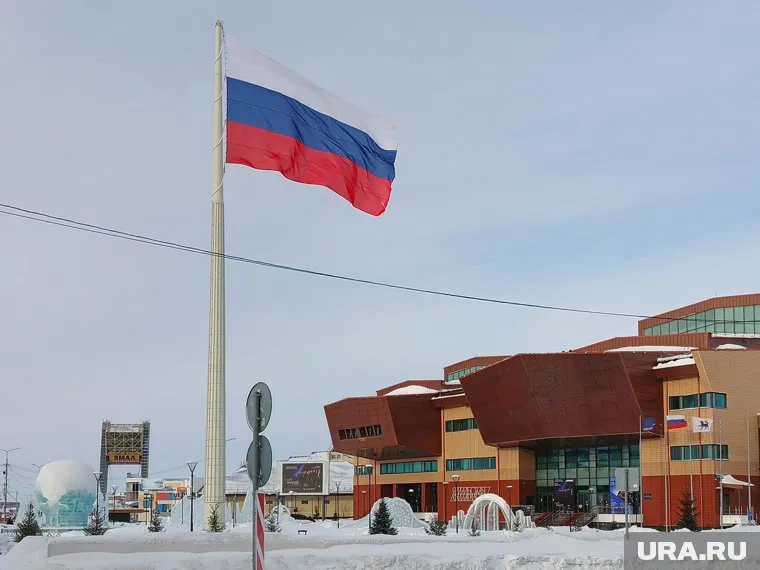 Алексей Титовский показал макет стелы Трудовой доблести