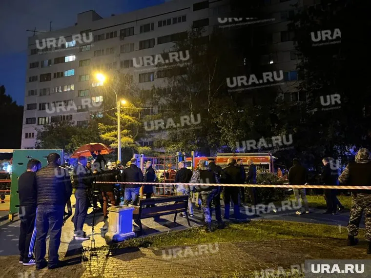 Пожарные пытаются ликвидировать горение