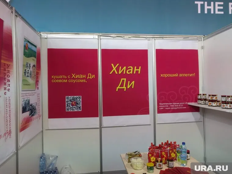 Посетителям предлагают попробовать соус
