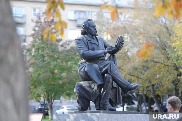 Памятник установили в сквере рядом с судом Советского района и арбитражным судом