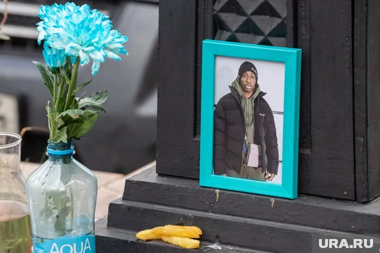 Мемориал на Малышева разрушили молодые люди в камуфляже