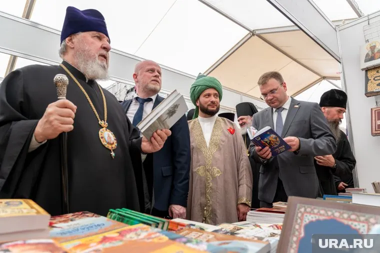 Мэра Перми Эдуарда Соснина (справа) заинтересовала библия