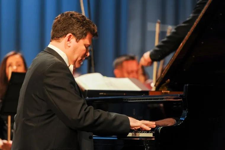 Губернатор Челябинской области Алексей Текслер и российский пианист-виртуоз Денис Мацуев на презентации Челябинского симфонического оркестра. Челябинск 