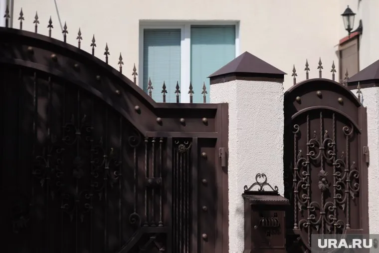 На участке есть личный тренажерный зал и сауна