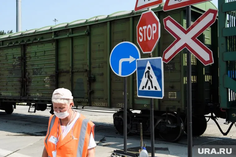 В результате происшествия повреждены стекла кабины машиниста, пострадавших нет