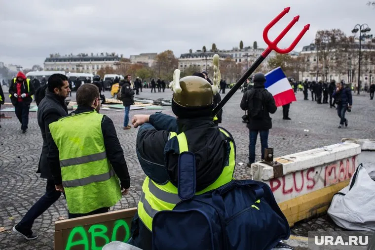 На парижской улице развернули флаг Донецкой народной республики