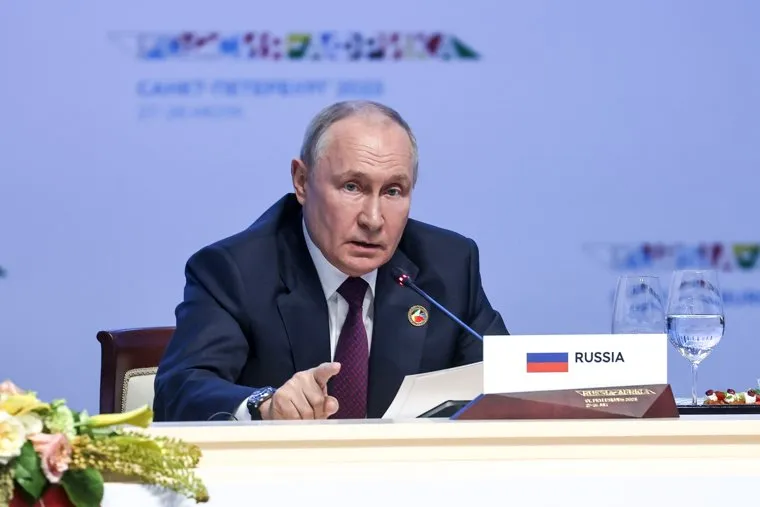 Президент России Владимир Путин на рабочем обеде по украинской проблеме на форуме Россия Африка. Санкт-Петербург