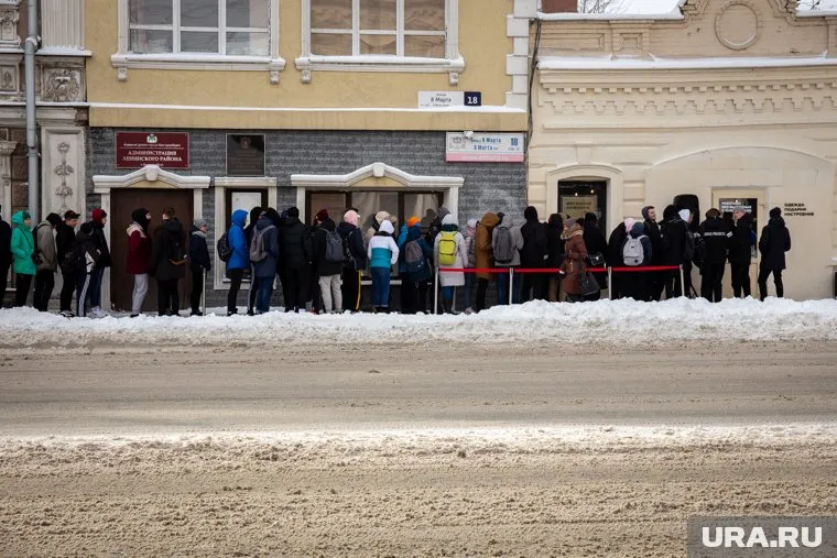 Россияне вышли на мороз, чтобы не платить тысячи рублей за справку
