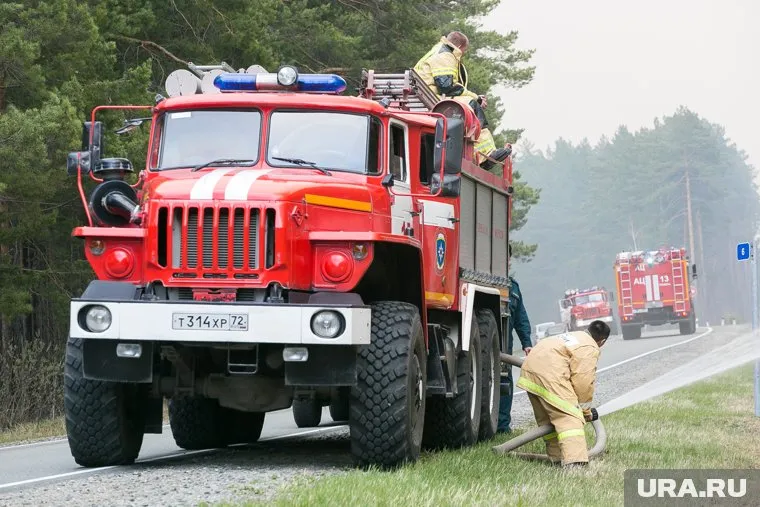 Пожарные уже выехали на место возгорания автобуса 