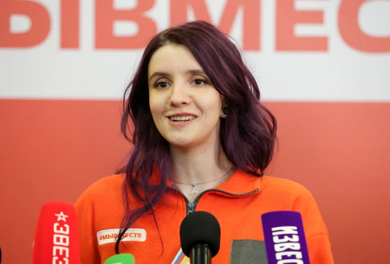 Плужникова помогала очищать побережье от мазута в Анапе