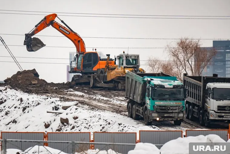 Экскаватор рыл яму, а потом сам же в нее упал