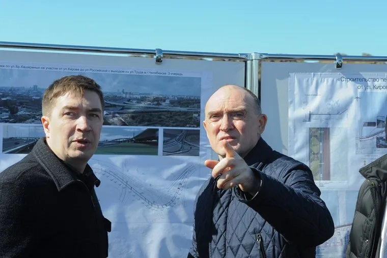 Обход Борисом Дубровским мест строительства конгресс-холла к саммитам ШОС и БРИКС на набережной реки Миасс возле цирка. Челябинск