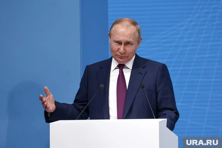 Президент России Владимир Путин расписался на пивной кружке, которая стала сувениром и раритетом