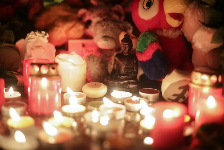 Акция памяти погибших при пожаре в Кемерове в ТЦ "Зимняя вишня".  Пермь. , будда, акция памяти, свечи, трагедия, детские игрушки, статуэтка, траур, ребенок, игрушка, попугай кеша