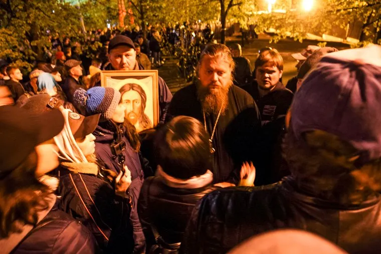 Протесты против строительства храма Св. Екатерины в сквере у театра драмы.Екатеринбург
