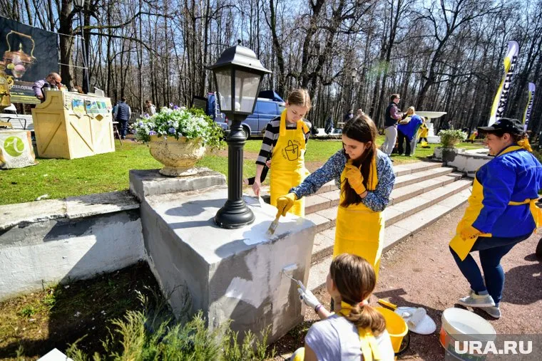 Блогеры убедили ребят привести в порядок столичные парки