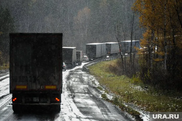 За ночь на очистку трассы ушло 500 тонн противогололедных материалов (фото из архива)